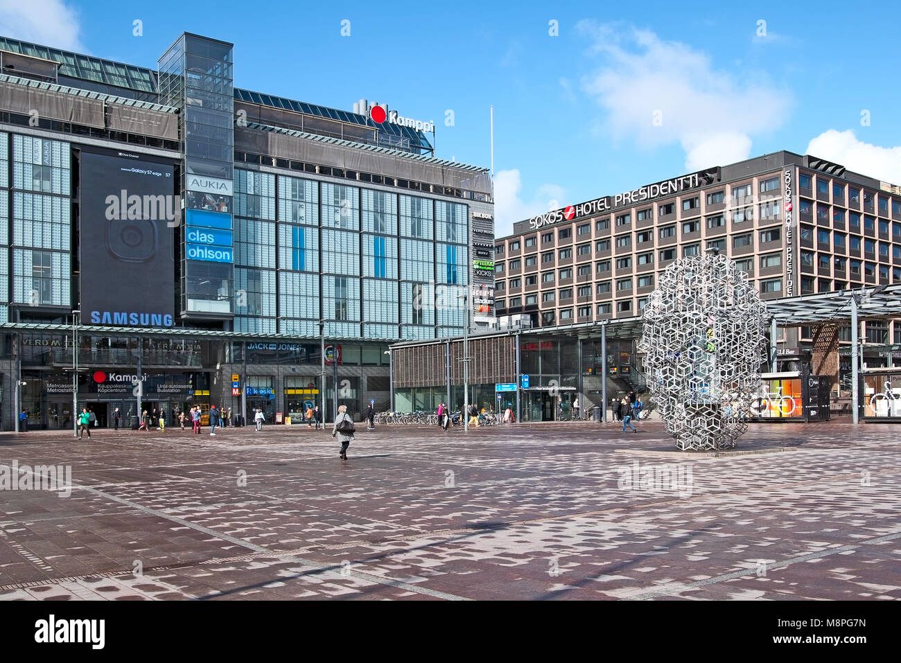 HELSINKI, Finnland - 23 April 2016: Menschen auf der Narinkka Square in der Nähe von Kamppi Center. Stockfoto