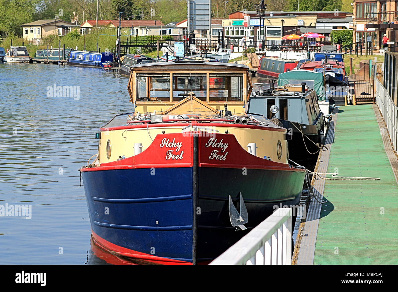 Kanal Boote auf einem hellen, sonnigen Tag warten auf Lock Gates in beeston Schlösser auf dem Fluss Trent, Nottingham zu öffnen Günstig, England uk. Stockfoto