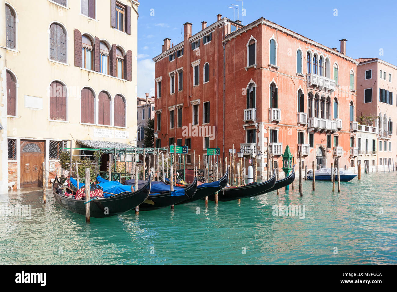 Gondeln auf dem Canal Grande festgemacht an der San Toma Gondelstation, San Polo, Venedig, Venetien, Italien Stockfoto
