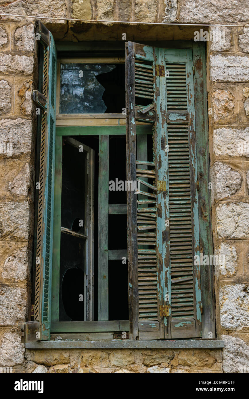 Alte kaputte Fenster mit Fensterläden aus Holz, Stein