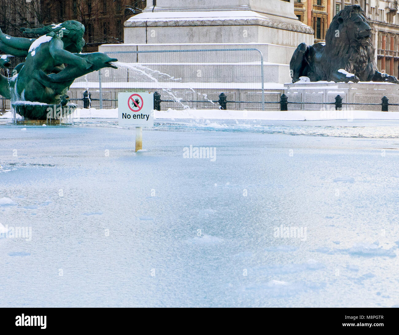 Trafalgar Square im Schnee, London UK Stockfoto