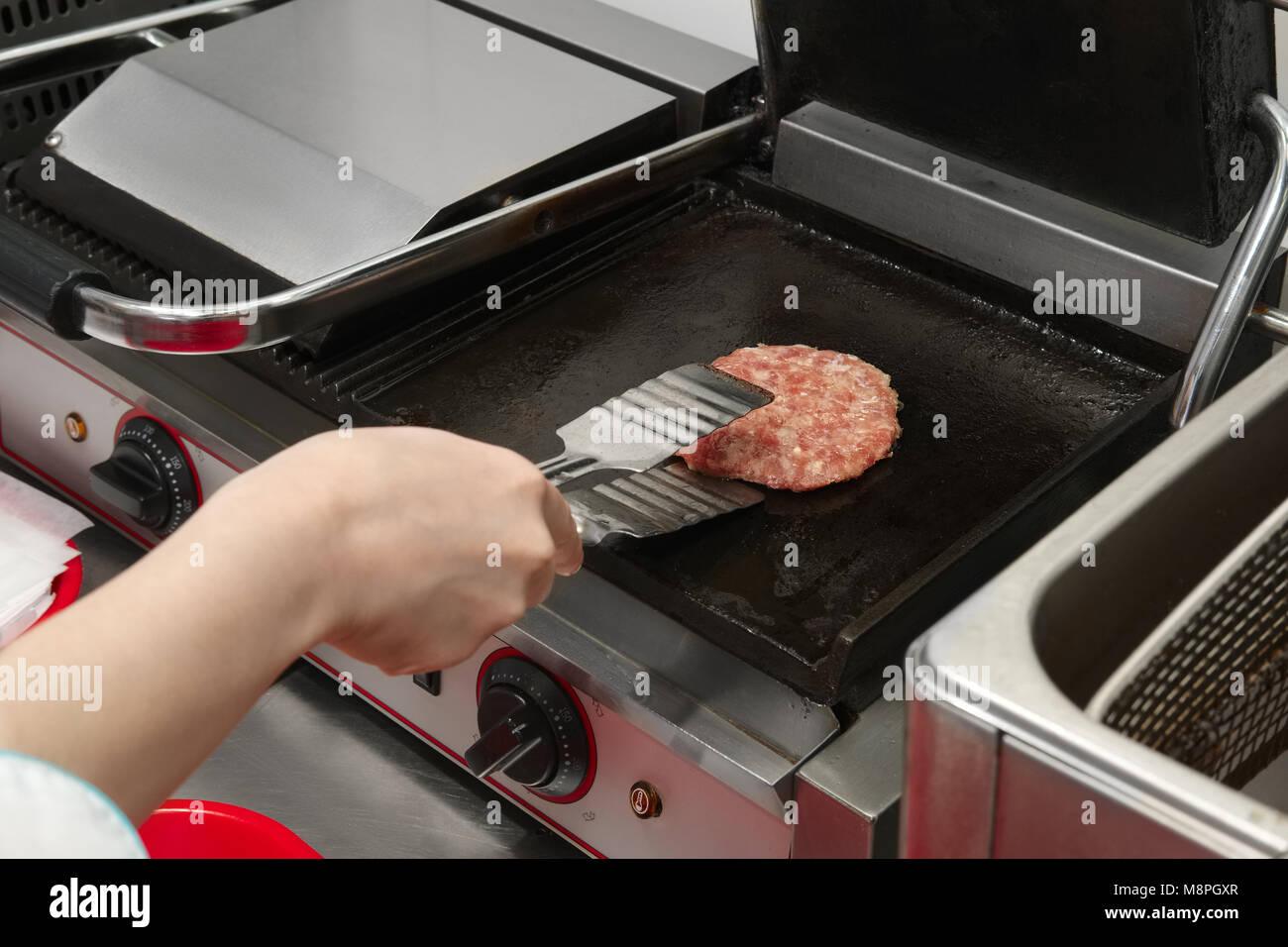 Braten kochen Schnitzel auf Grill und das Schnitzel für Burger  Stockfotografie - Alamy