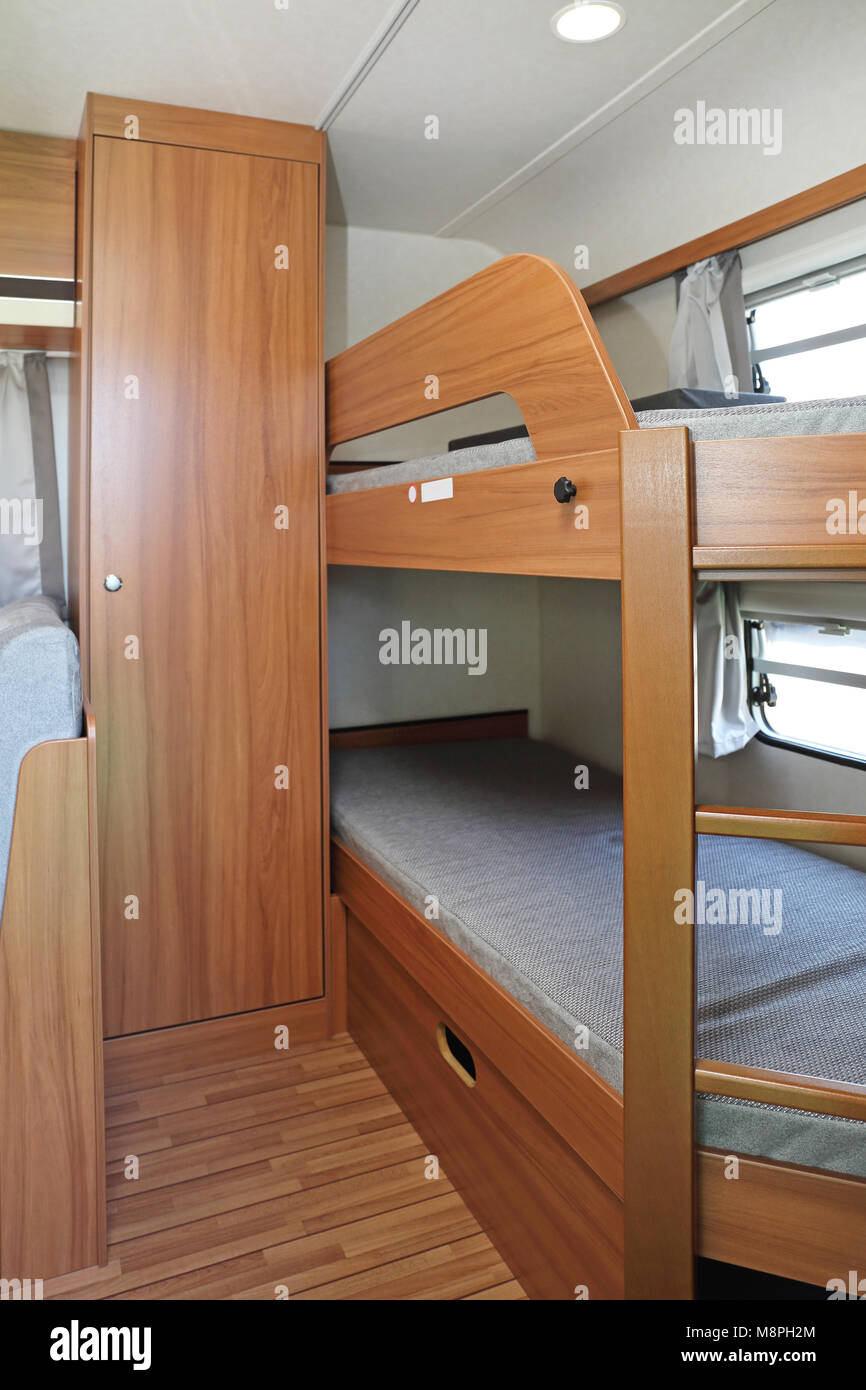 Etagenbett und Schrank in Wohnmobil Stockfotografie - Alamy
