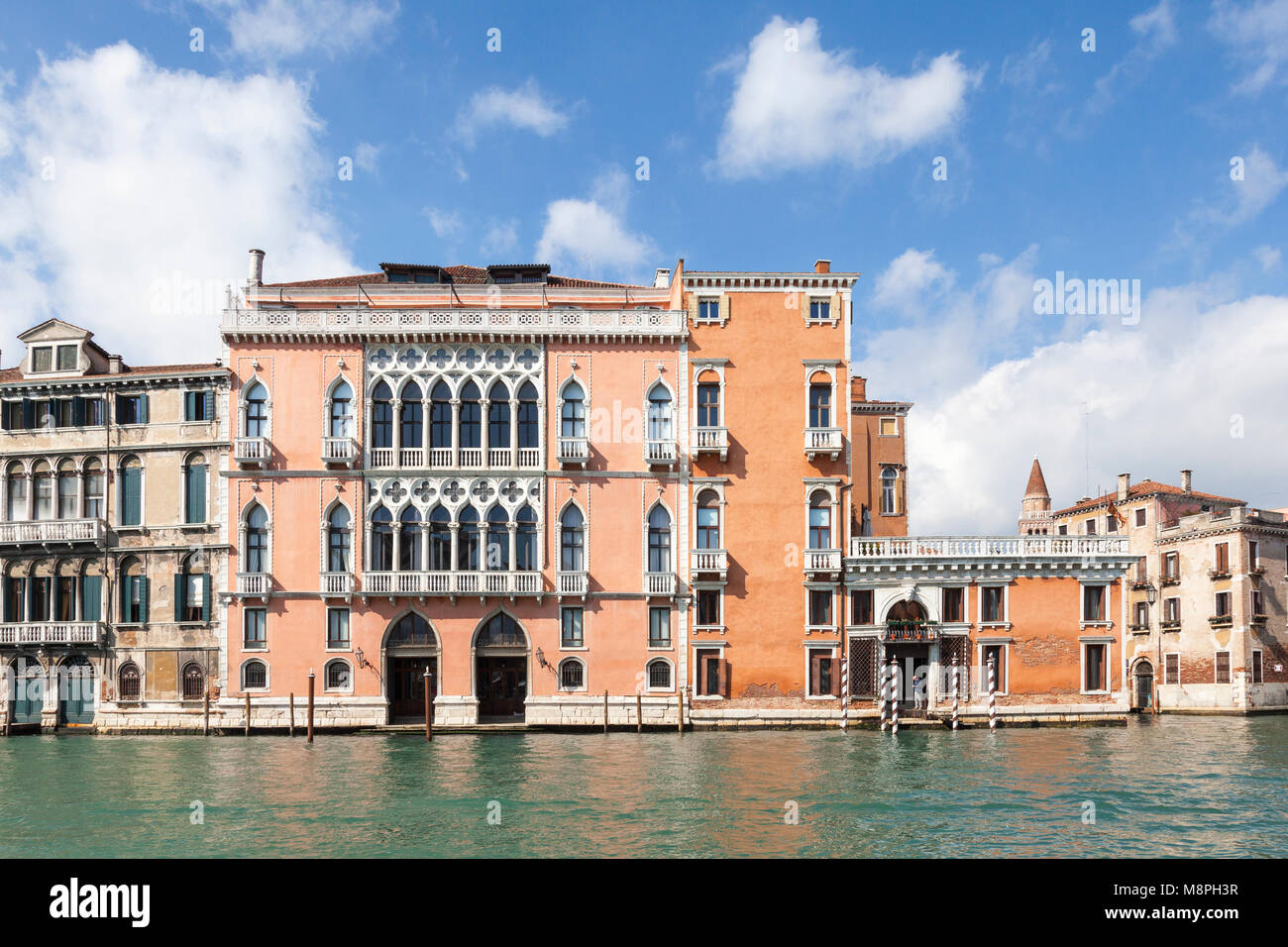 Palazzo Barbarigo della Terraza (orange rechts) und Palazzo Pisani Moretta (Gothic links), Grand Canal, San Polo, Venedig, Venetien, Italien auf einem sonnigen Blu Stockfoto
