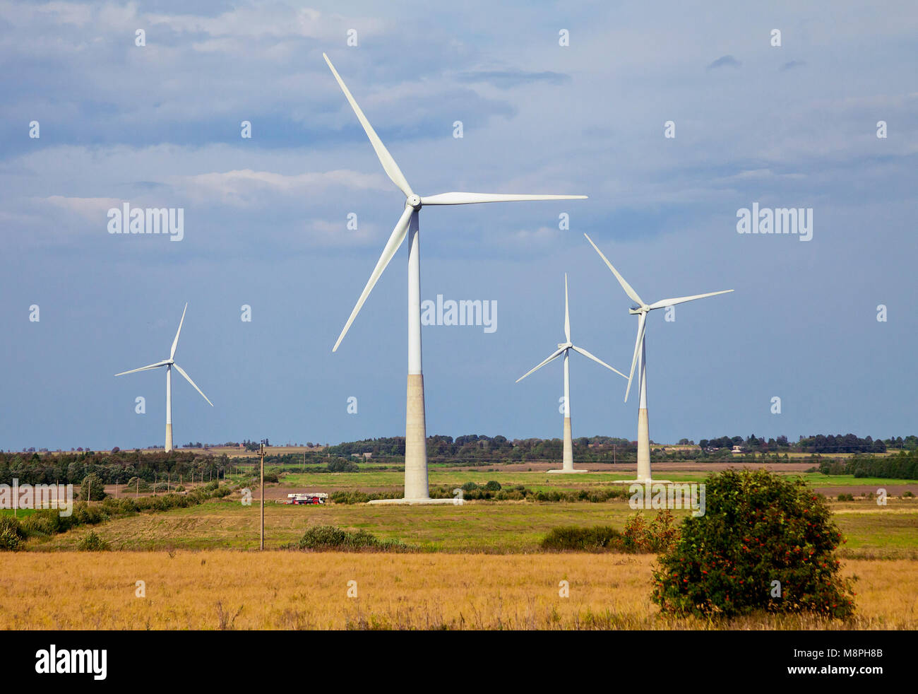 Wind Generatoren in einem Feld in Estland Stockfoto