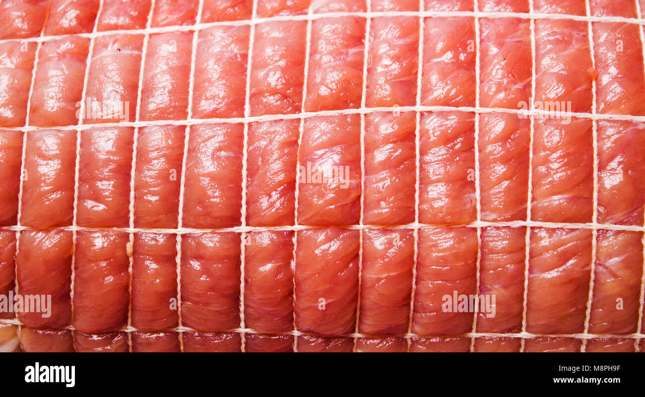 Rohes Schweinefleisch in einem Net bereit für Close up Backen Stockfoto