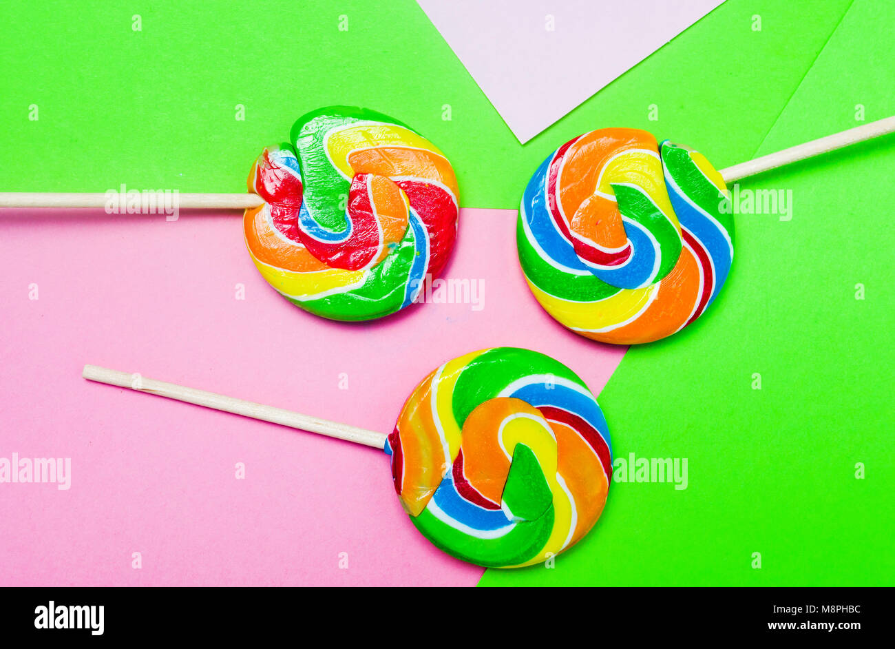 Lollipop candy auf bunten Hintergrund der Ansicht von oben Stockfoto