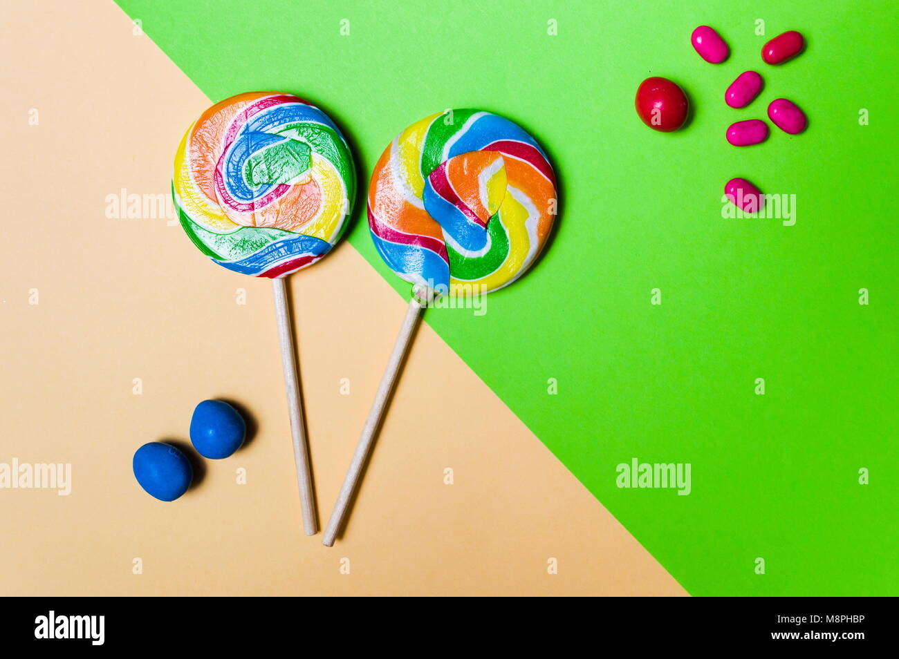 Lollipop Bonbons auf bunten Hintergrund flay legen Stockfoto
