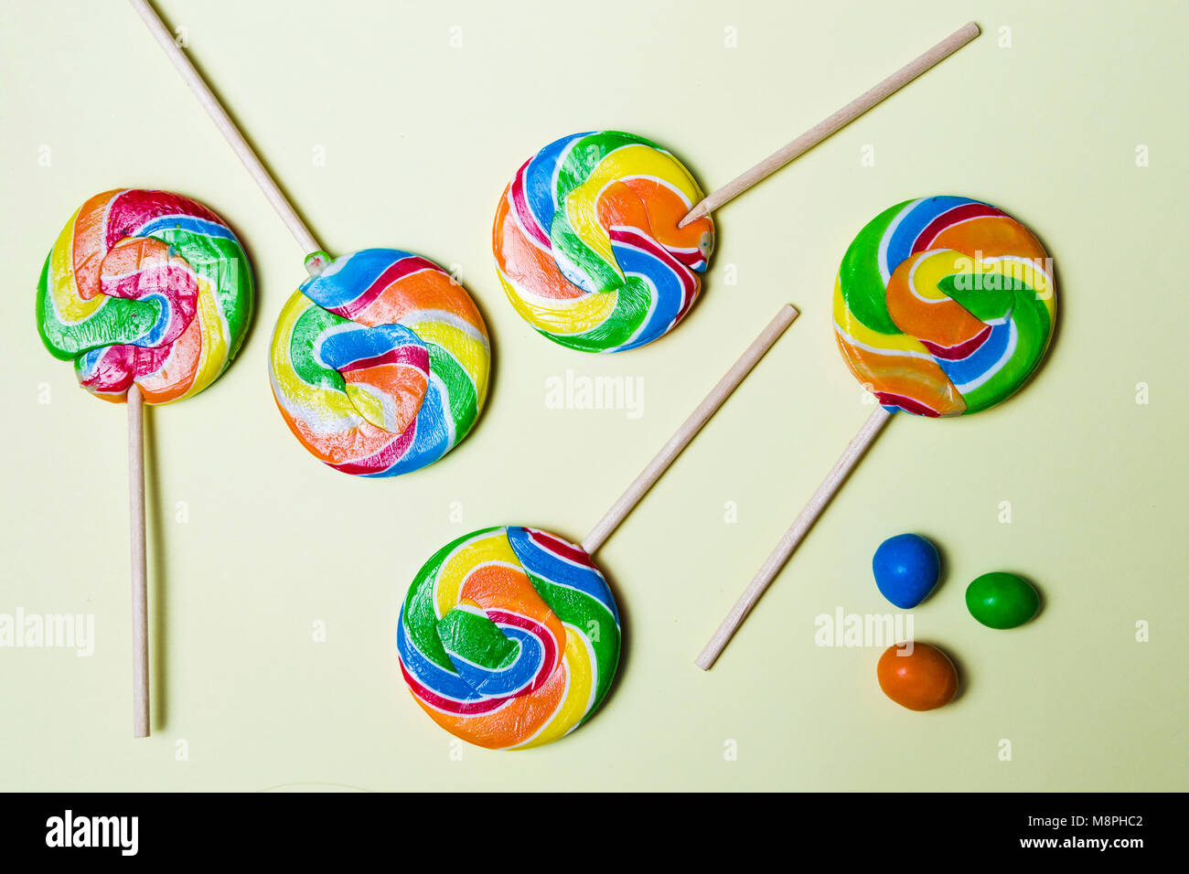 Lollipop Bonbons auf gelbem Hintergrund flay legen Stockfoto