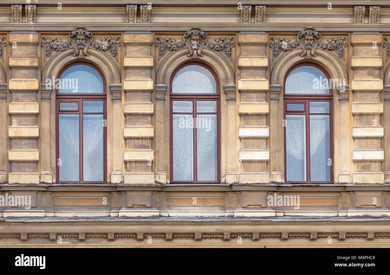 Windows eines alten Gebäudes, Sankt-Petersburg Stockfoto Windows eines alten Gebäudes, Sankt-Petersburg Stockfoto