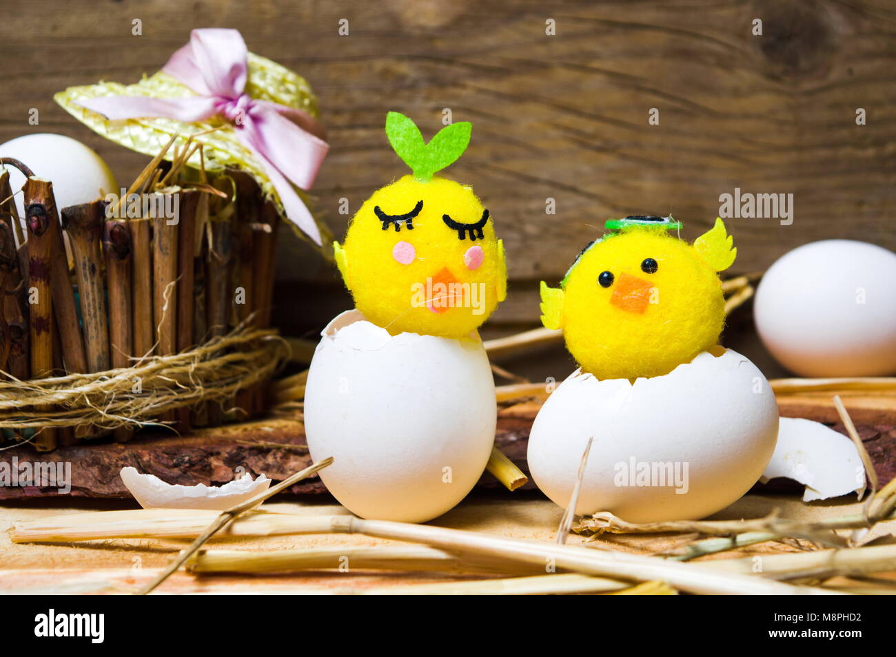 Spielzeug Huhn in zerbrochene Eierschale in rustikaler Umgebung Stockfoto