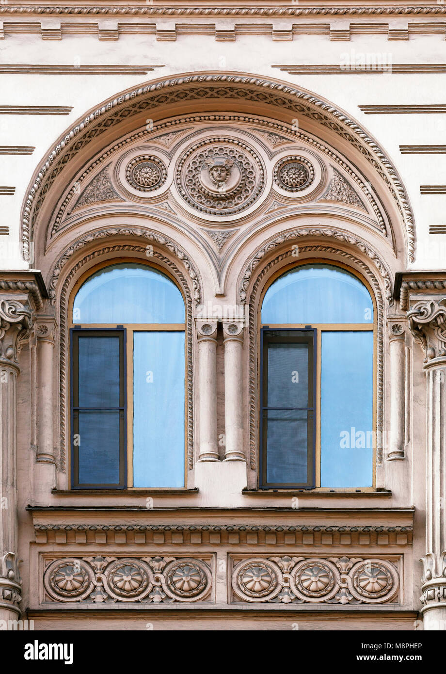 Fenster eines alten Gebäudes, Sankt-Petersburg Stockfoto Fenster eines alten Gebäudes, Sankt-Petersburg Stockfoto