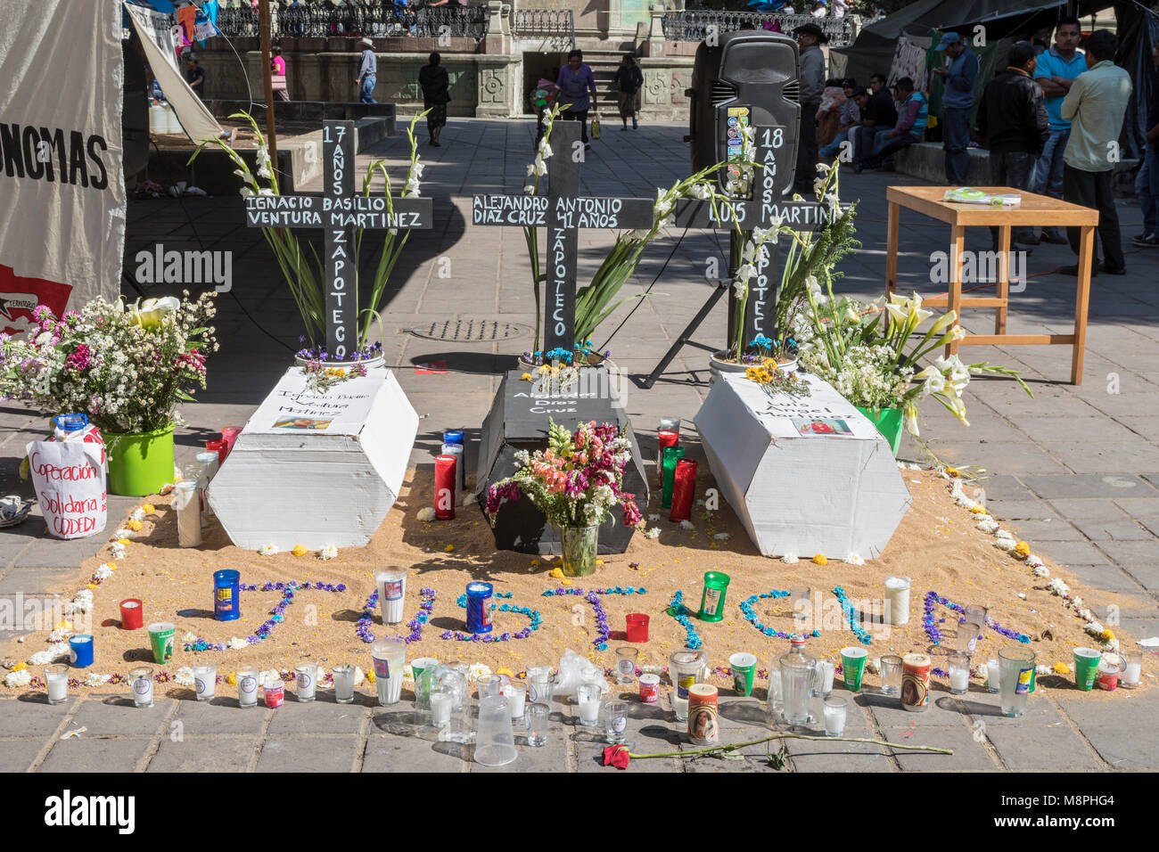 Oaxaca Oax., Mexiko - ein Denkmal in der Zócalo (Hauptplatz) mit drei jungen Zapotec Aktivisten, Februar 12, 2018 Auf dem Weg hom ermordet wurden. Stockfoto