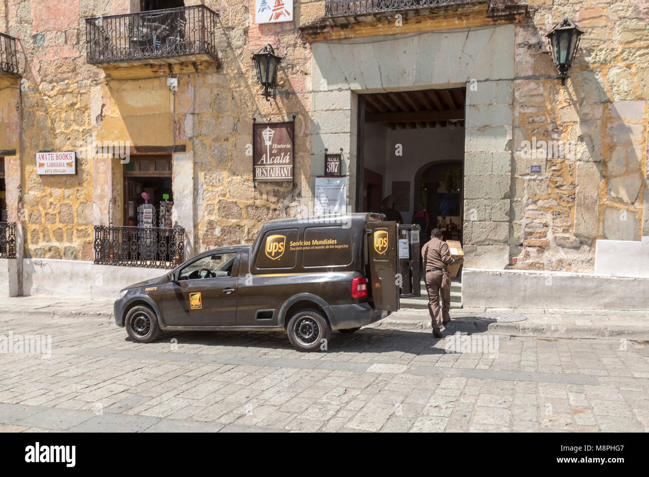 Oaxaca Oax., Mexiko - ein United Parcel Service Treiber liefert ein Paket in der Innenstadt von Oaxaca. Stockfoto