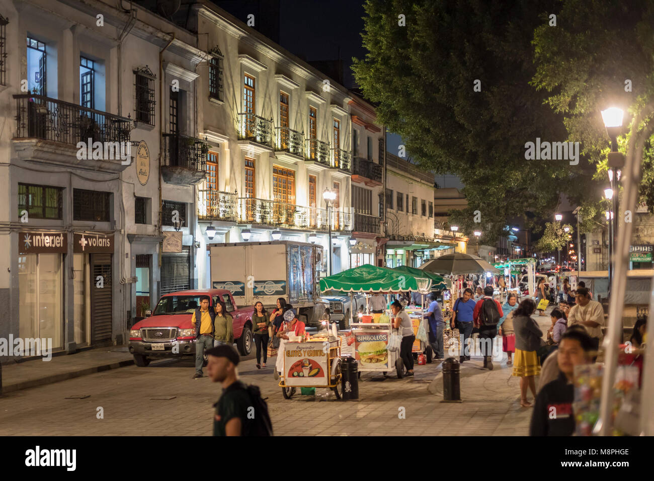 Oaxaca Oax., Mexiko - Essen Anbieter in der Zócalo (Hauptplatz) bei Nacht. Stockfoto