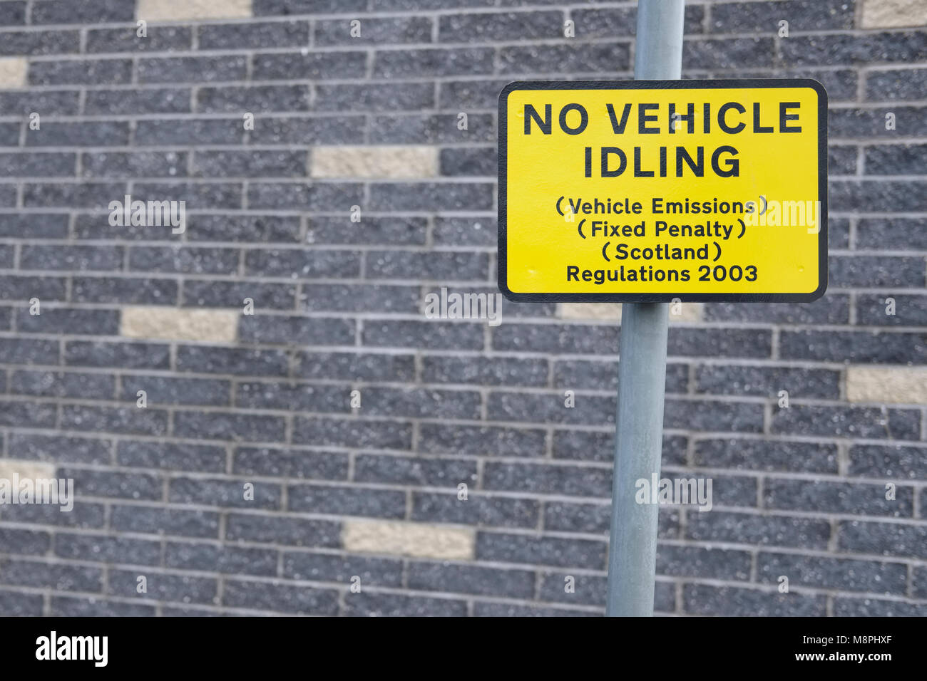 Kein Fahrzeug im Leerlauf Leerlauf feste Strafe Kraftfahrzeugemissionen Pollution Act Schild an der Straße Straße in der Stadt Stockfoto