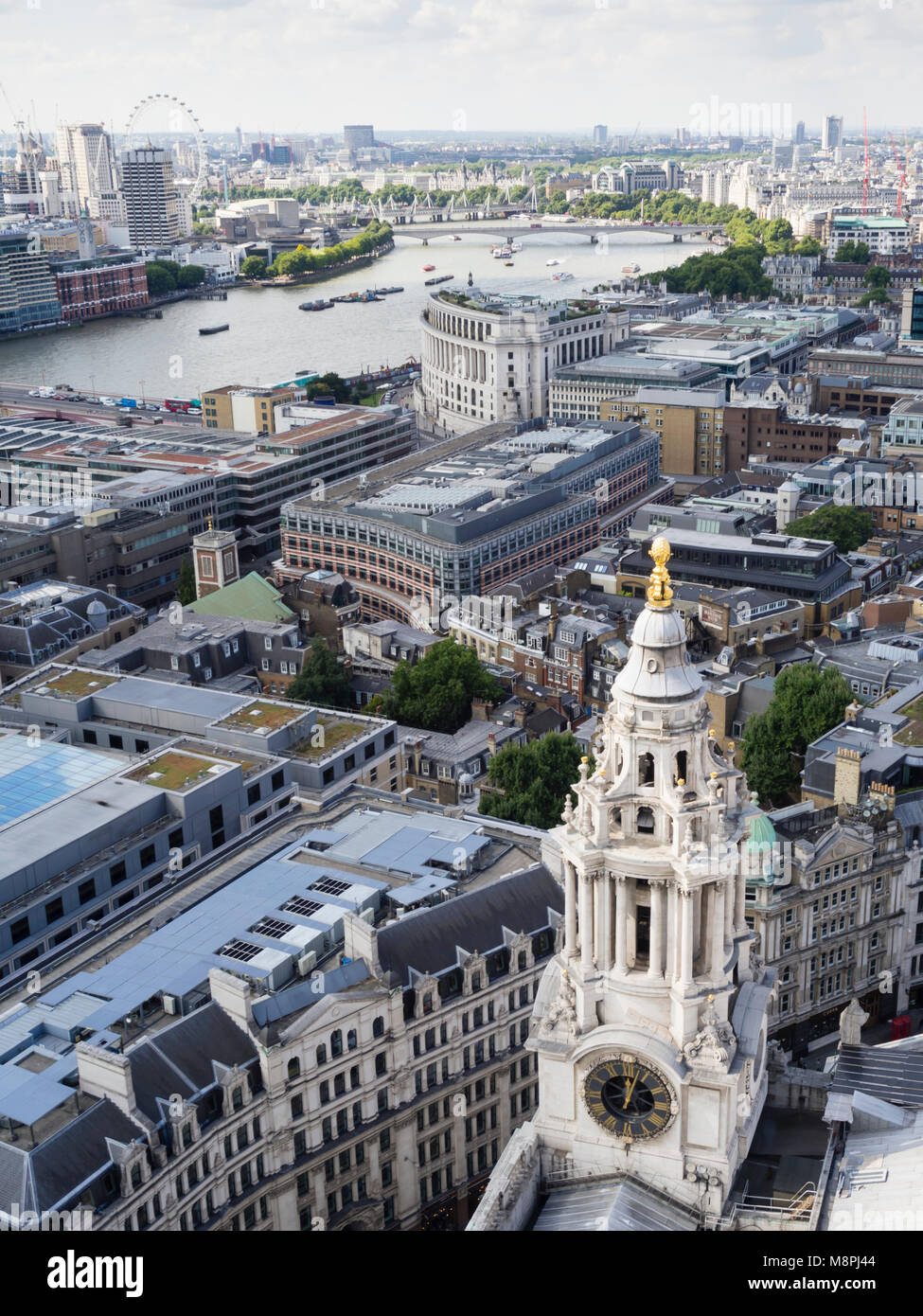 London, Großbritannien - 2 September 2017: Blick aus der London St, Paul Cahthedral über die Stadt London mit dem Fluss der Themse. Stockfoto