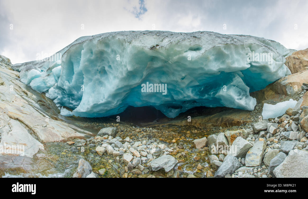 Deep Blue Ice an der Unterseite der Aletschgletscher, den längsten Gletscher Europas. Höhle, stream, Eisfeld, schmelzende, erkunden die schrumpfenden Blatt. Stockfoto