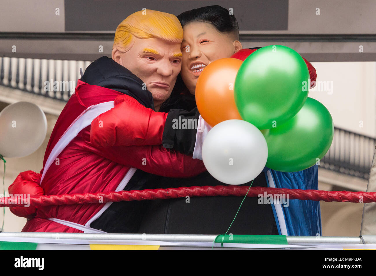 London, Großbritannien. 18. März, 2018. Verkleidet als Donald Trump, US-Präsident, und Kim Jong-un, nordkoreanischen Führer, auf einem Float bei der Parade. Credit: Raymond Tang/Alamy leben Nachrichten Stockfoto