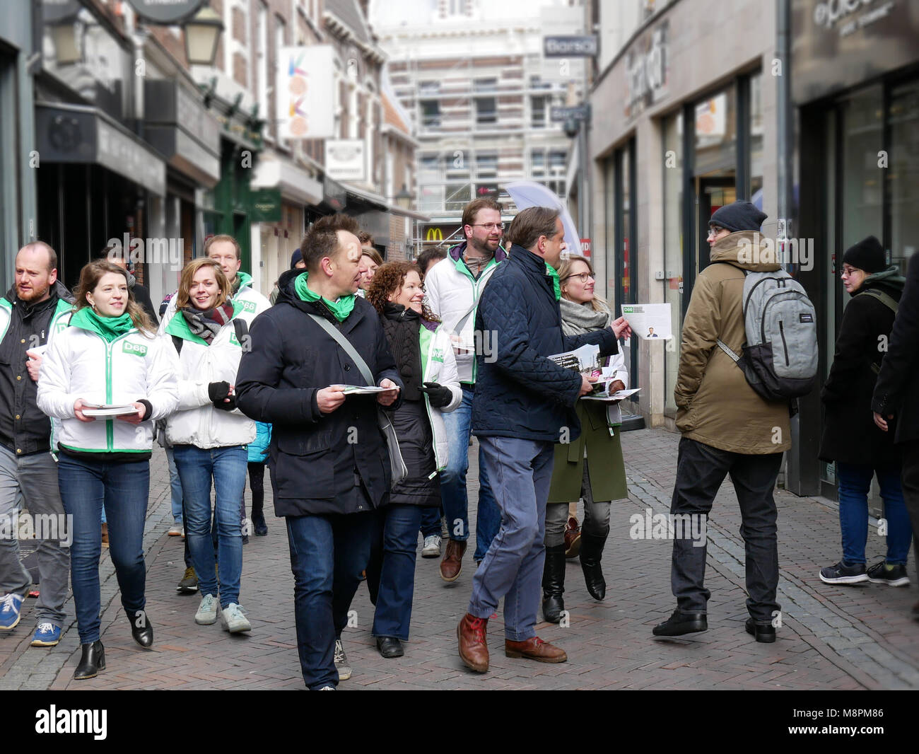 D66-Kampagne in Utrecht mit nationalen Führer Alexander Pechtold und lokalen Führer Klaas Verschuure vor den Kommunalwahlen am Mittwoch, dem 21. März Stockfoto