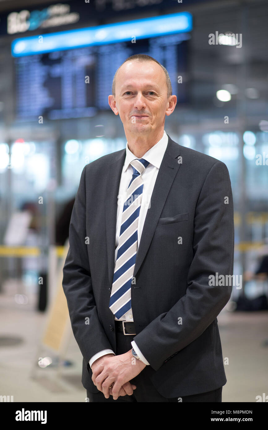 19 März 2018, Deutschland, Köln: Johan Vanneste, den neuen Vorsitzenden der Geschäftsleitung am Flughafen Köln/Bonn, gibt einen drücken Sie ocnference an einem Terminal. Foto: Marius Becker/dpa Stockfoto