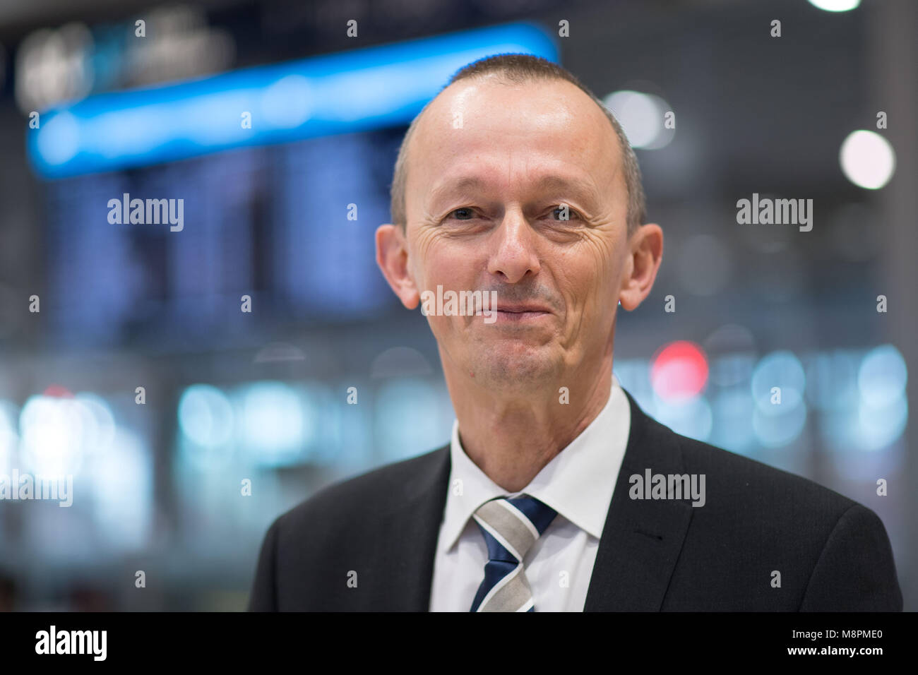 19 März 2018, Deutschland, Köln: Johan Vanneste, den neuen Vorsitzenden der Geschäftsleitung am Flughafen Köln/Bonn, gibt einen drücken Sie ocnference an einem Terminal. Foto: Marius Becker/dpa Stockfoto