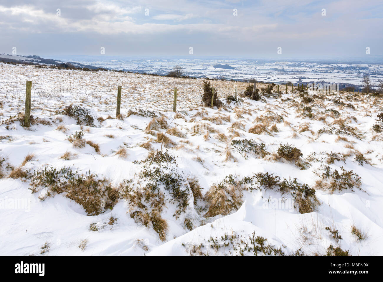 Schnee auf der Mendip Hills National Landscape mit Blick auf die Somerset Levels in der Nähe von Cheddar, England. Stockfoto