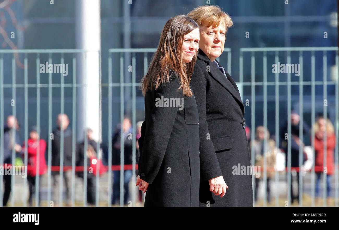 19 März 2018, Deutschland, Berlin: Bundeskanzlerin Angela Merkel (R) der Christlich Demokratischen Union (CDU) begrüßt die isländische Premierminister Katrin Jakobsdottir außerhalb der Bundeskanzlei. Foto: Wolfgang Kumm/dpa Stockfoto