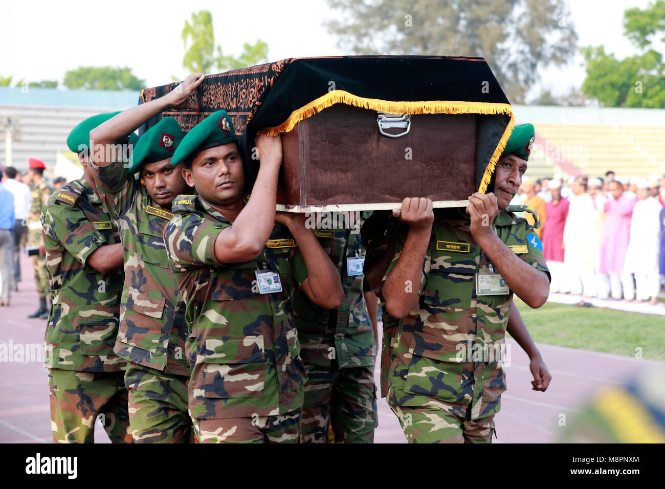 Dhaka, Bangladesch. 19. März, 2018. Vor Trauer die Angehörigen der US-Bangla Flugzeugabsturz Opfer in den Bangladesch Armee Stadion in Dhaka, wo die Körper der 23 Opfer am Montag geholt wurden, die letzte Ehre vor der Übergabe zu bezahlen. Credit: SK Hasan Ali/Alamy leben Nachrichten Stockfoto