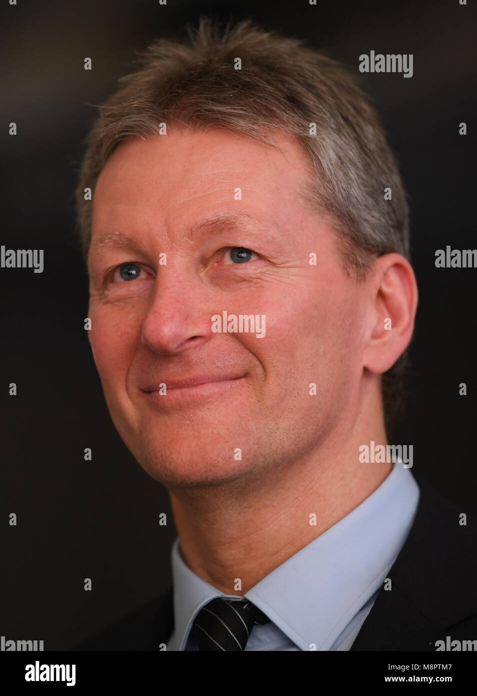 19 März 2018, Deutschland, Neu-Isenburg: Frank Wormuth, ausgehende Manager der Coach Ausbildung der Hennes-Weisweiler-Akademie in Hennef, lächelt, während der Trainer Gala des Deutschen Fußball-Bundes (DFB). Nach zehn Jahren Wormuth verlässt den DFB und ist der Head Coach der niederländische Premier zu werden - Abteilung club Heracles Almelo in der nächsten Saison. Foto: Arne Dedert/dpa Stockfoto