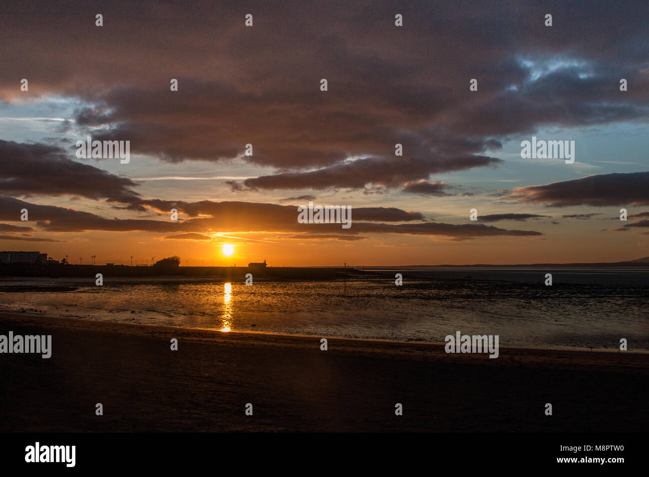 Morecambe, Lancashire, Großbritannien, 19. März 2018, Morecambe und Lnacaster Entkommen aus dem Schnee durch das Tier aus dem Osten und einem hellen, aber kalt Blustry Tag geht zu Ende mit der untergehenden Sonne über Morecambe Bay Credit: Fotografieren Nord/Alamy leben Nachrichten Stockfoto