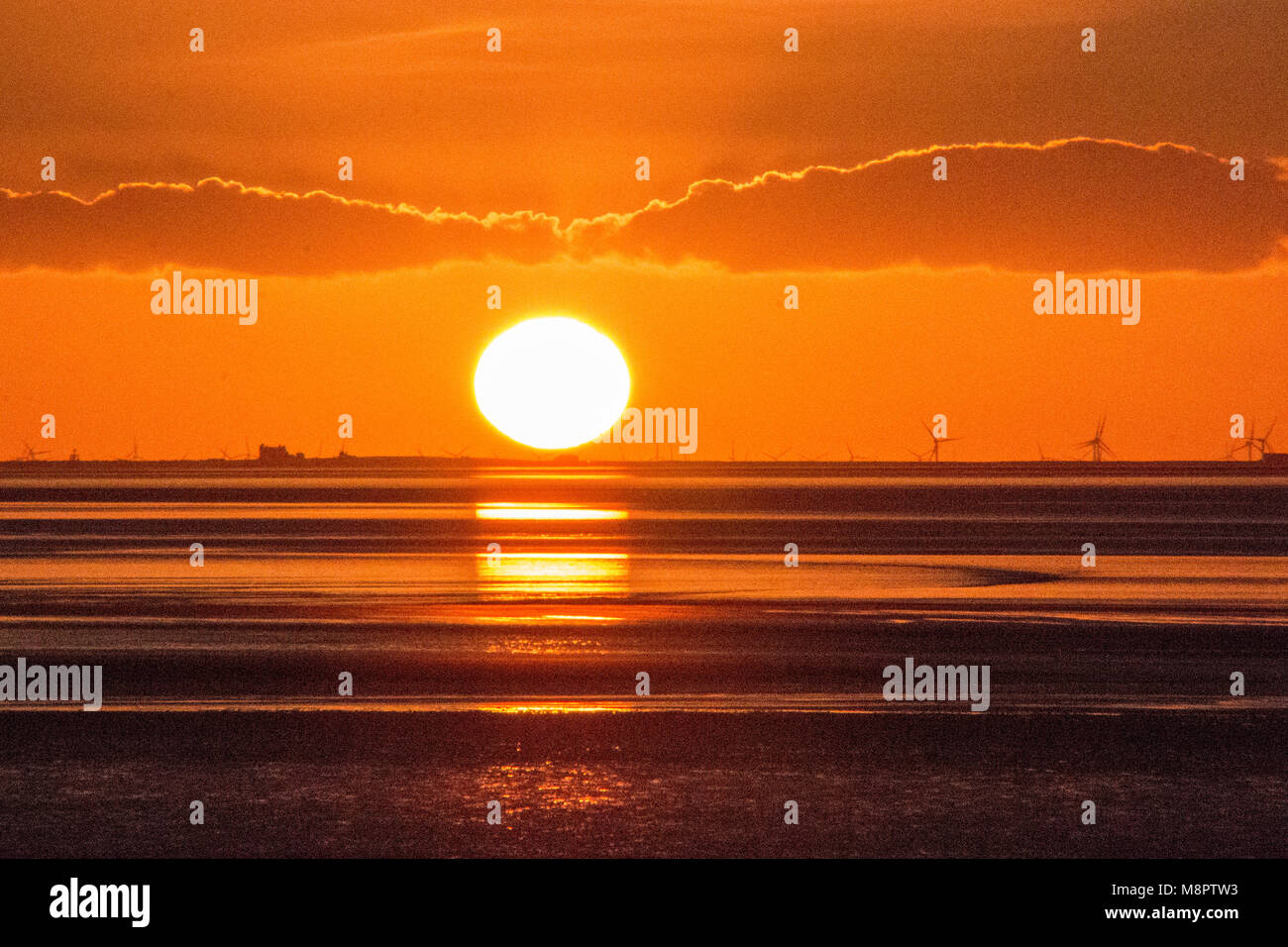 Morecambe, Lancashire, Großbritannien, 19. März 2018, Morecambe und Lnacaster Entkommen aus dem Schnee durch das Tier aus dem Osten und einem hellen, aber kalt Blustry Tag geht zu Ende mit der untergehenden Sonne über Morecambe Bay Credit: Fotografieren Nord/Alamy leben Nachrichten Stockfoto