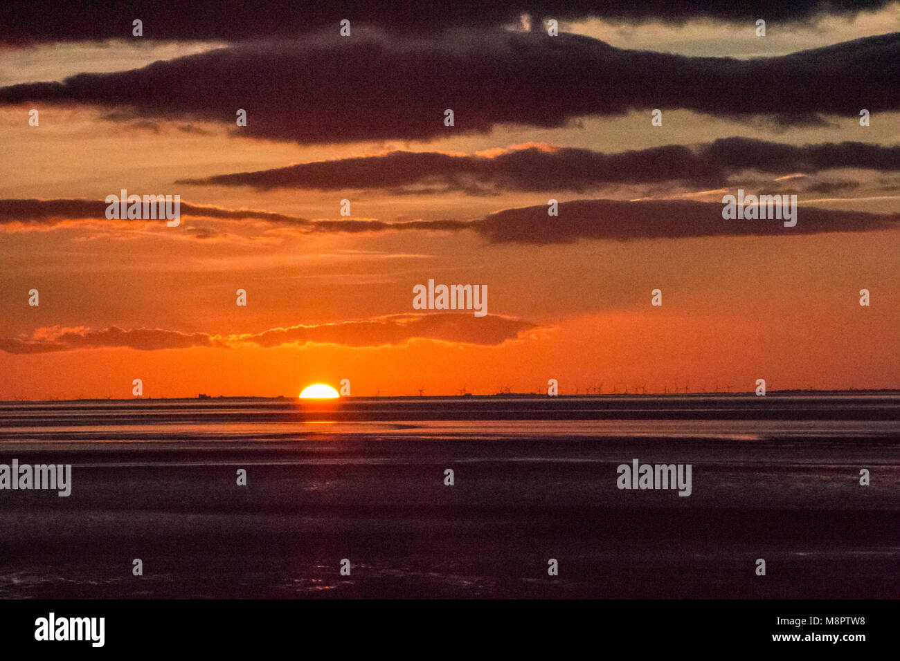 Morecambe, Lancashire, Großbritannien, 19. März 2018, Morecambe und Lnacaster Entkommen aus dem Schnee durch das Tier aus dem Osten und einem hellen, aber kalt Blustry Tag geht zu Ende mit der untergehenden Sonne über Morecambe Bay Credit: Fotografieren Nord/Alamy leben Nachrichten Stockfoto