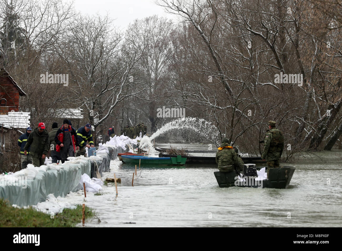 Jasenovac, Kroatien. 19 Mär, 2018. Menschen einen Staudamm bauen Häuser aus Überschwemmungen in Jasenovac, Kroatien, am 19. März 2018 zu schützen. Teilen Kroatiens kämpfte mit Hochwasser durch Niederschlag und Schneeschmelze als Aufzeichnung - hohe Wasserstand des Flusses Sava war in der Nähe von Jasenovac gemessen. Credit: Robert Anic/Xinhua/Alamy leben Nachrichten Stockfoto