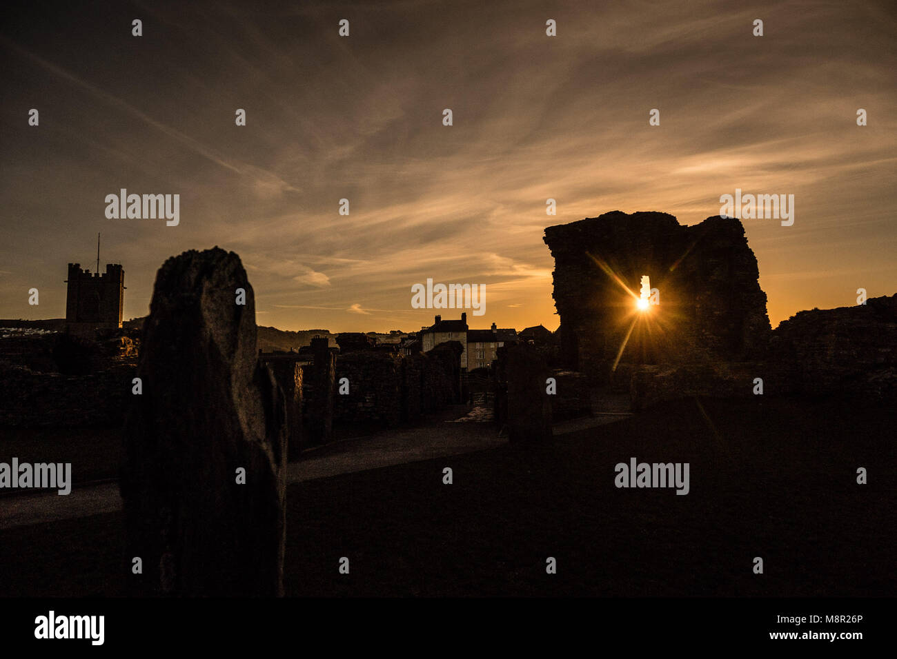 Aberystwyth Wales UK, Dienstag, 20. März 2018 Deutschland Wetter: Die Sonne herrlich über die Ruinen von Aberystwyth Burg auf Frühlingstagundnachtgleiche morgen in Aberystwyth an der Westküste von Wales. Mit dem Tag und Nacht gleich lang, die Frühlings-tagundnachtgleiche Heute startet "astronomische Frühling" Foto: Keith Morris/Alamy leben Nachrichten Stockfoto