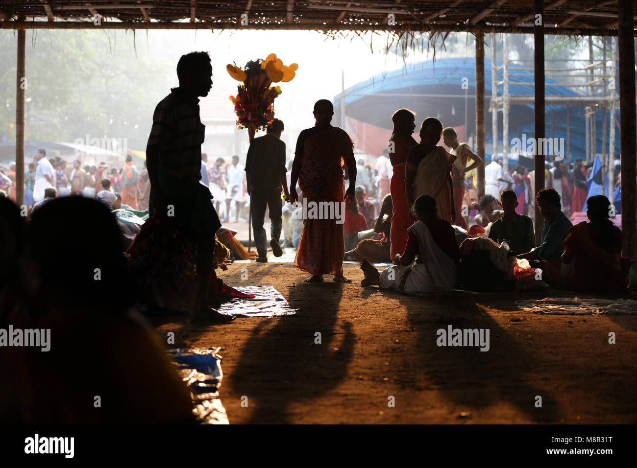 Kerala, Indien. 20. März, 2018. Veranstaltungsort: Kodungalloor Kodugalloor Bhagavathy Tempel Lage: Bezirk: thrissur Das jährliche Festival am Sree Kurumba Bhagavathy Tempel liegt an Kodungalloor ist berühmt in ganz Kerala und ist als Kodungalloor Bharani bekannt. Es findet während der Malayalam Monat Meenam. Ein Meer von roten Überschreitungen der Räumlichkeiten wie eine Flut von Orakeln (velichappad) tanzen in Trance bieten ihre Gebete an die Gottheit. Es ist eine mystische Erfahrung für alle, die eine Chance haben, es zu sehen. Credit: ANURAJ Kariat / alamy Leben Nachrichten Stockfoto