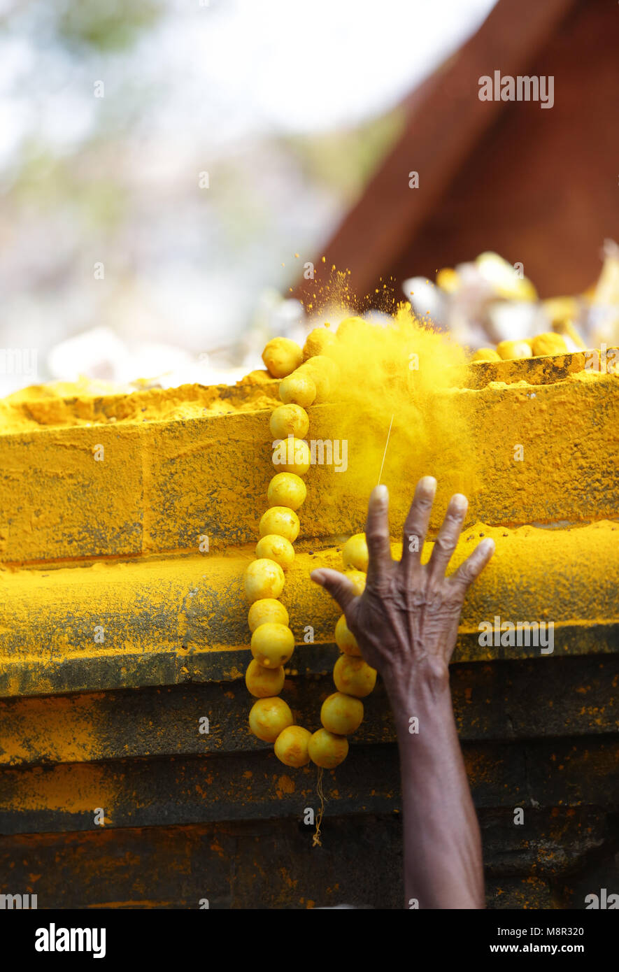 Kerala, Indien. 20. März, 2018. Veranstaltungsort: Kodungalloor Kodugalloor Bhagavathy Tempel Lage: Bezirk: thrissur Das jährliche Festival am Sree Kurumba Bhagavathy Tempel liegt an Kodungalloor ist berühmt in ganz Kerala und ist als Kodungalloor Bharani bekannt. Es findet während der Malayalam Monat Meenam. Ein Meer von roten Überschreitungen der Räumlichkeiten wie eine Flut von Orakeln (velichappad) tanzen in Trance bieten ihre Gebete an die Gottheit. Es ist eine mystische Erfahrung für alle, die eine Chance haben, es zu sehen. Credit: ANURAJ Kariat / alamy Leben Nachrichten Stockfoto