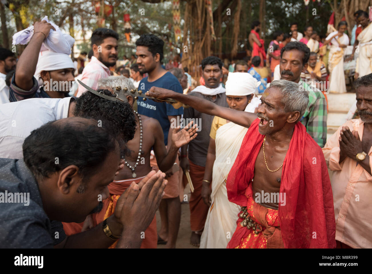 Kodungallur, Indien. 19 Mar 2018. Segen die Devotees, der gekommen ist, den Tempel zu besuchen. Credit: ravikanth Kurma/Alamy leben Nachrichten Stockfoto