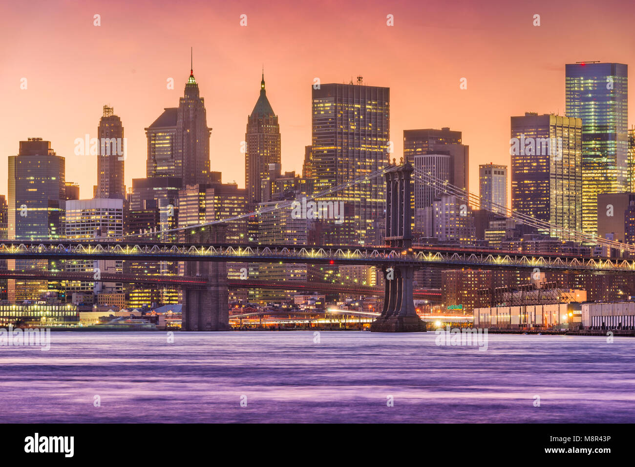New York, New York, USA Lower Manhattan Financial District die Skyline in der Dämmerung auf den East River. Stockfoto