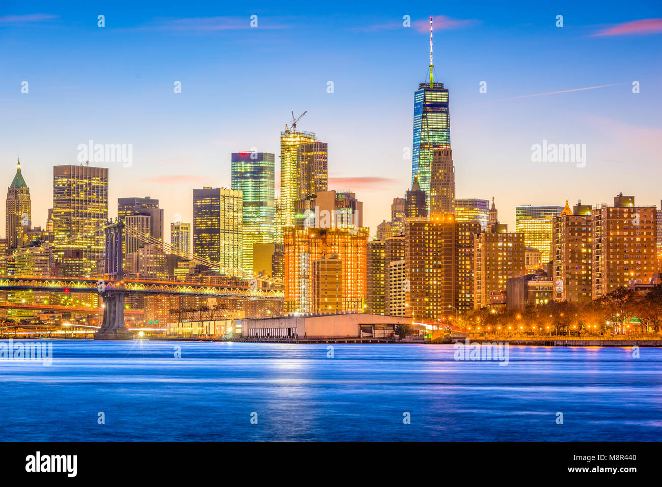 New York, New York, USA Lower Manhattan Financial District die Skyline in der Dämmerung auf den East River. Stockfoto