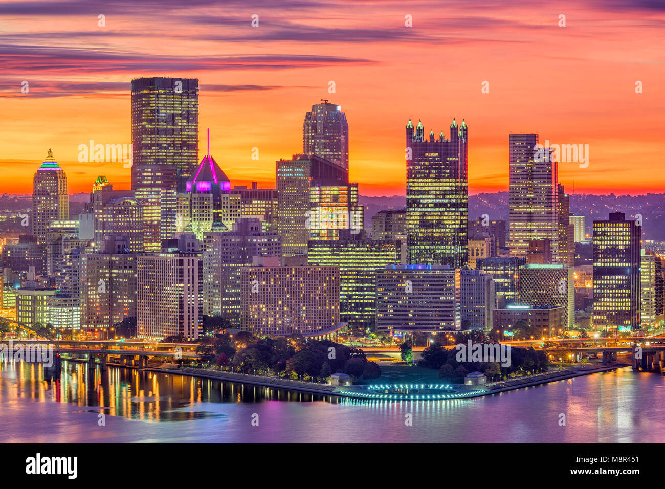Pittsburgh, Pennsylvania, USA Skyline der Innenstadt über den Zusammenfluss der drei Flüsse in der Morgendämmerung. Stockfoto