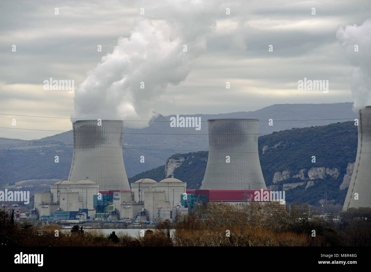 Atomkraftwerk von CRUAS MEYSSE - AM UFER DES FLUSSES RHÔNE-ARDÈCHE FRANKREICH - ELEKTRISCHE KERNKRAFTWERK - Elektrizität - EEF © Frédéric BEAUMONT Stockfoto