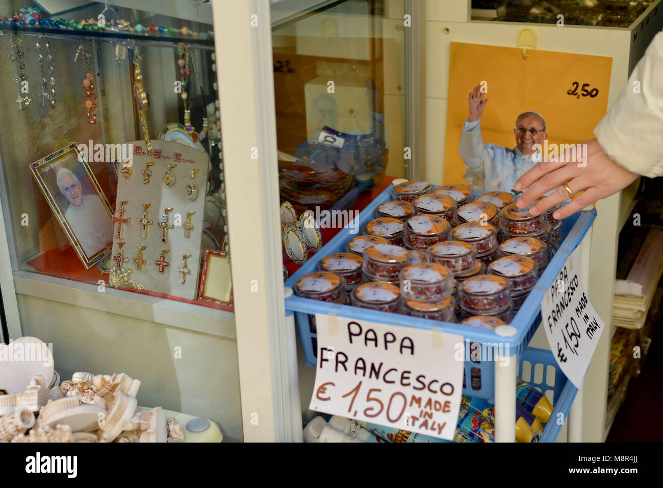 Rom. Souvenirs mit dem neuen Papst Franziskus sind in einem Geschäft verkauft. Italien. Stockfoto