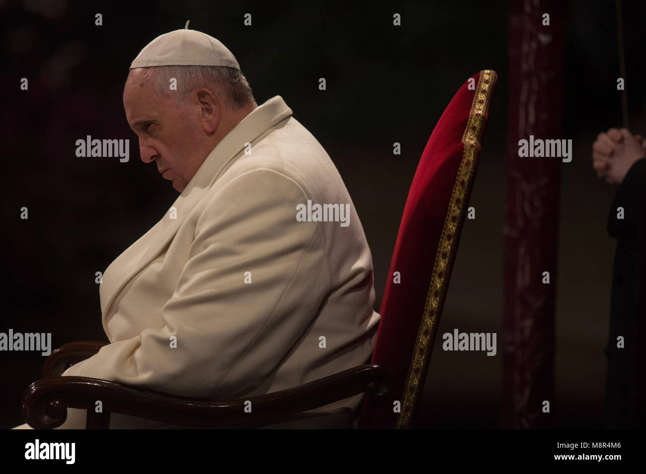 Papst Franziskus führt den Vorsitz der Feier des Kreuzwegs am Karfreitag am 18. April 2014 im Kolosseum in Rom. Italien. Stockfoto