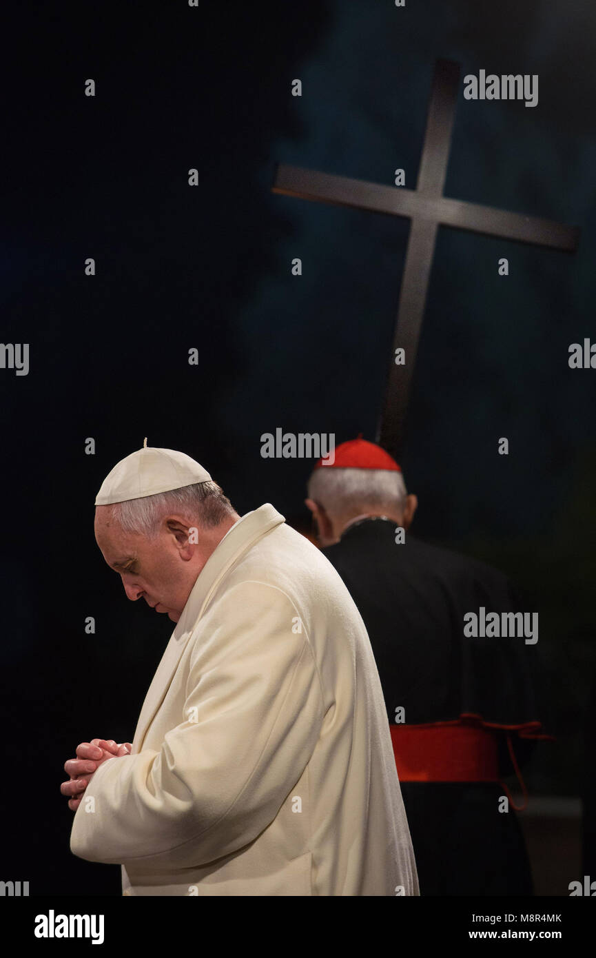 Papst Franziskus führt den Vorsitz der Feier des Kreuzwegs am Karfreitag am 18. April 2014 im Kolosseum in Rom. Italien. Stockfoto
