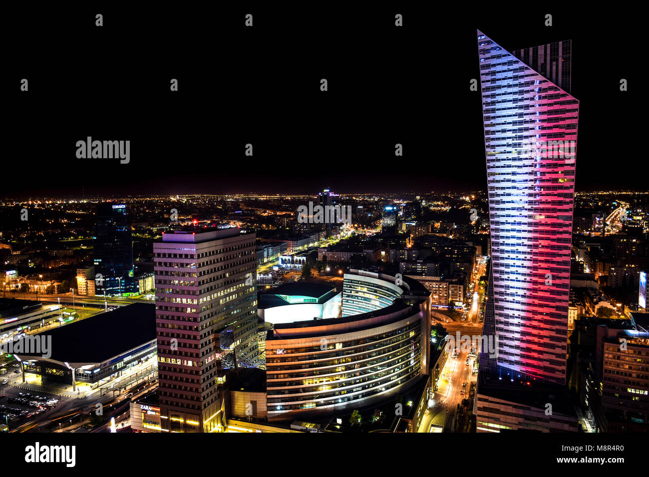 Ein Blick auf die Innenstadt von Warschau, darunter ein Gebäude in den Farben der Polnischen Flagge. Stockfoto