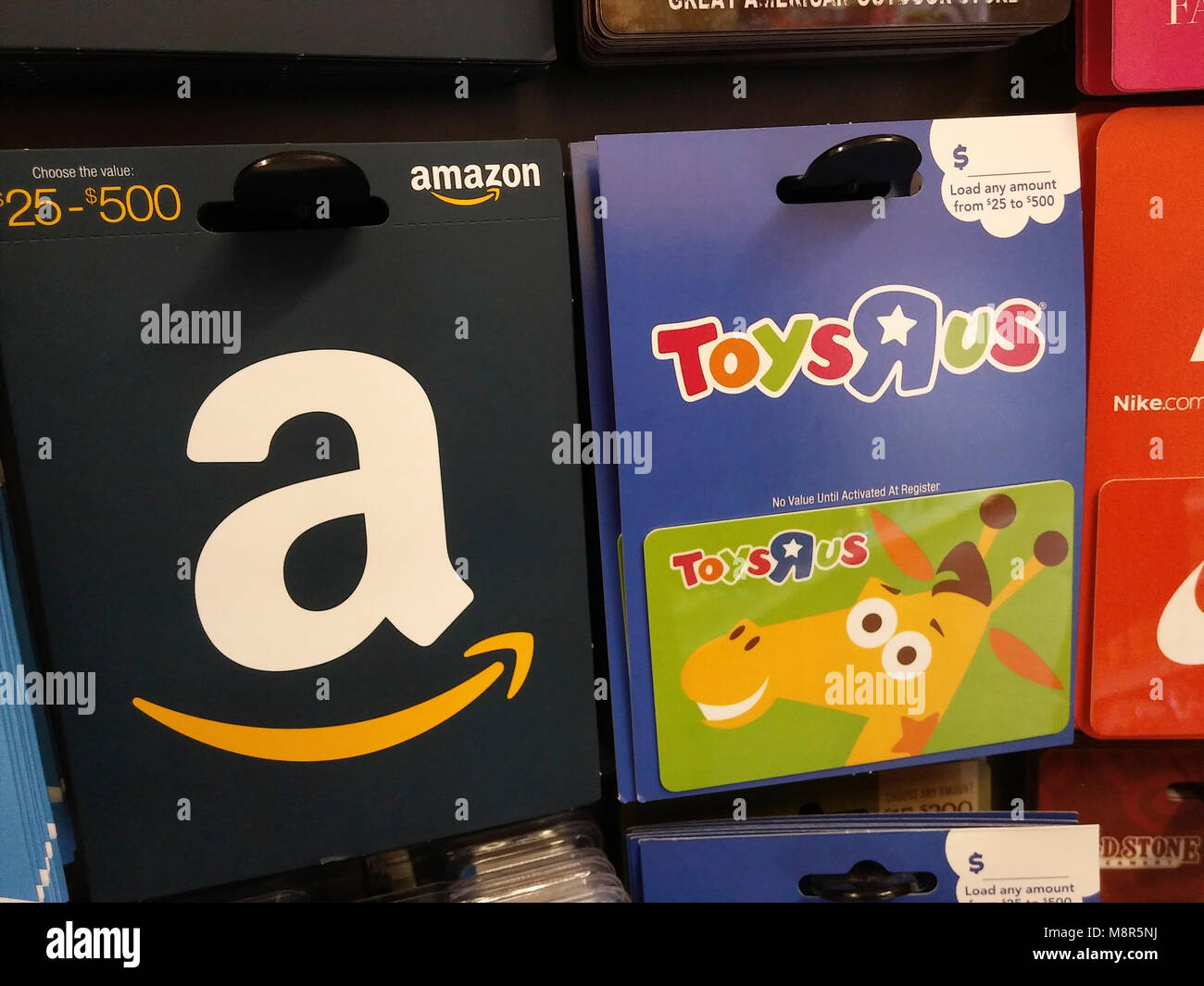 Toys R Us und amazon Geschenkkarten in einem Rack in einem Drogeriemarkt in  New York am Samstag, den 10. März 2018. Toys R Us wird berichtet, um  eventuell in Kapitel 7 Liquidation