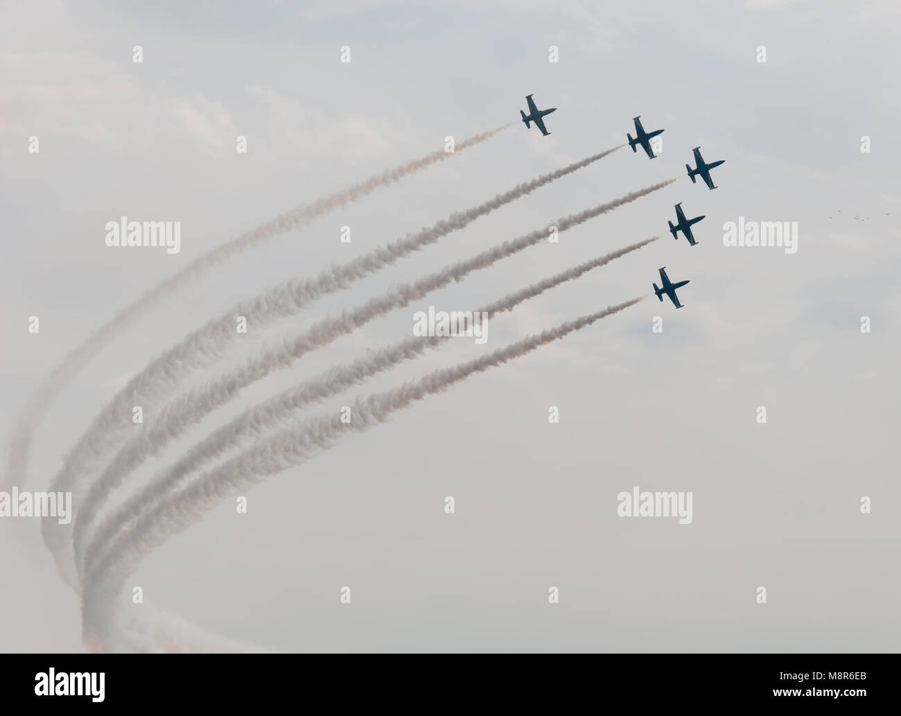 Sechs Düsenflugzeuge fliegen in Sequenz Overhead. Stockfoto