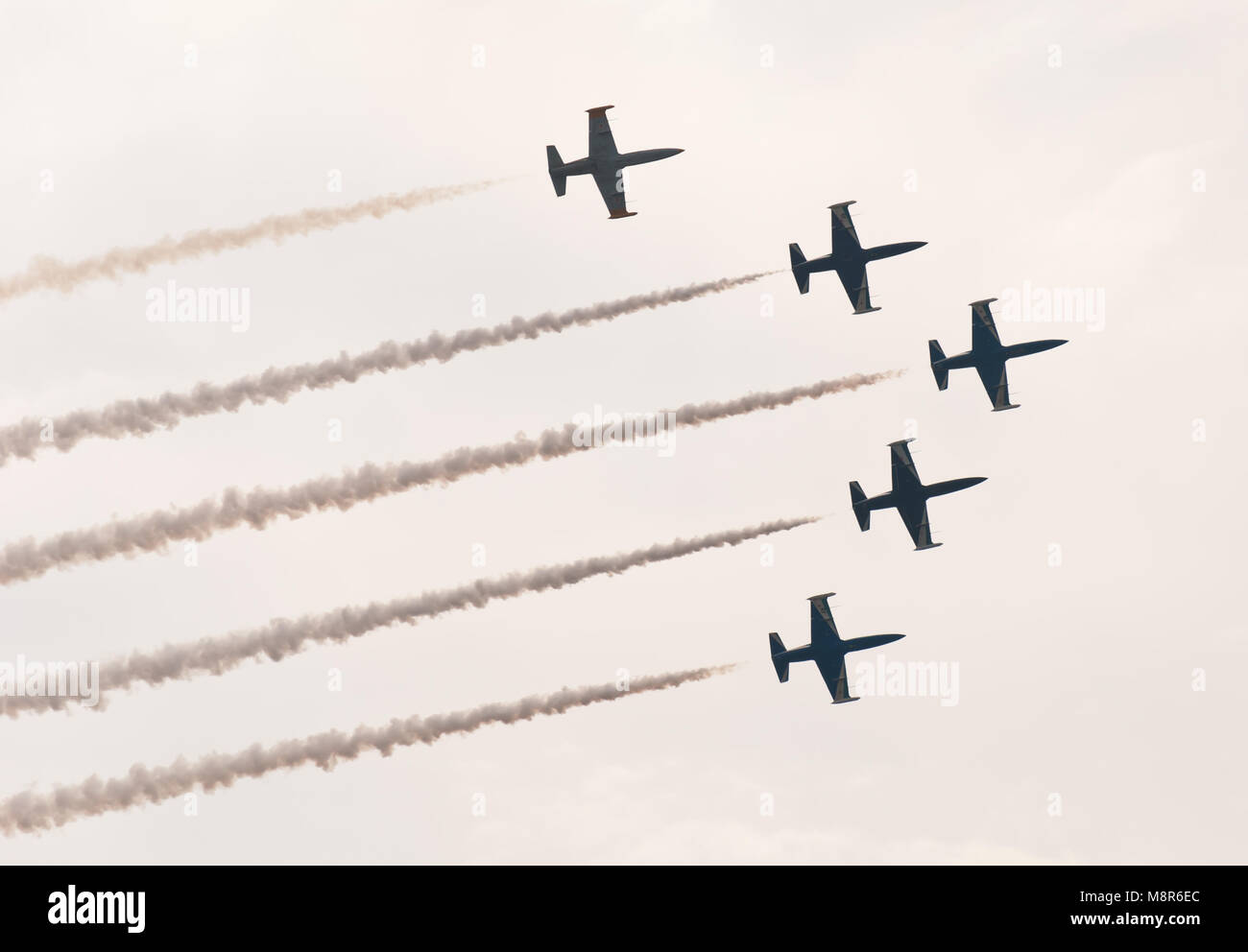 Sechs Düsenflugzeuge fliegen in Sequenz Overhead. Stockfoto