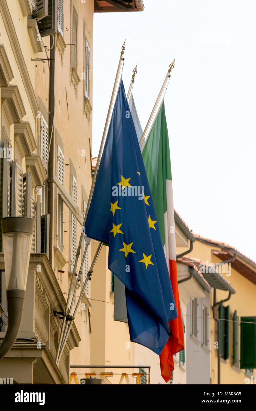EU UND ITALIENISCHE Flagge an einem Gebäude 2010 Stockfoto